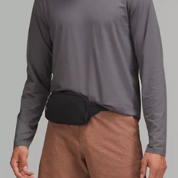 Lululemon Everywhere Belt Bag Mini All Black - Picture 6 of 6